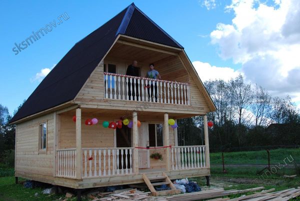 Дом украшен воздушными шариками